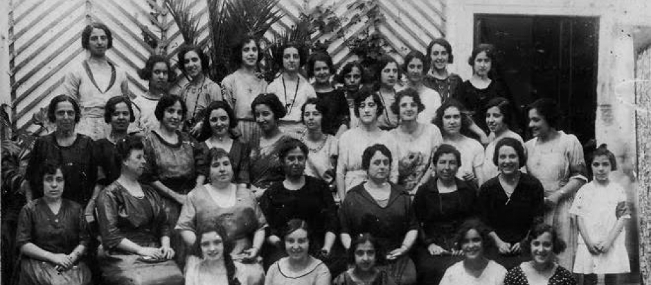 Fotografia realizada durante la Fiesta de la Flor. Patio de la Casa del Aire, de los Benjumea Vazquez Armero. Fecha entre 1922 y 1925