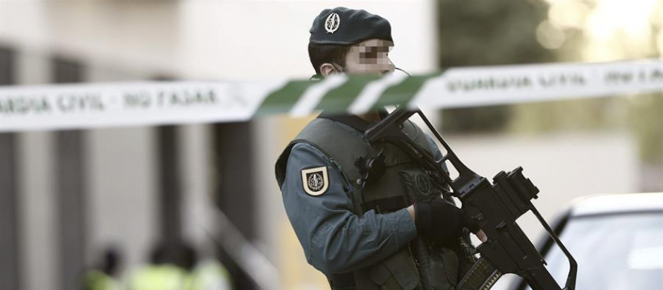Un guardia Civil durante una operación antiterrorista en Burlada, Navarra, en 2013