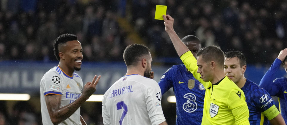 Clement Turpin enseña una tarjeta amarilla a Militao, el pasado 6 de abril, en el encuentro entre Real Madrid y Chelsea