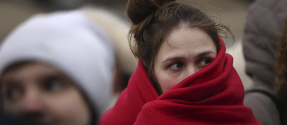 Una mujer ucraniana es evacuada a Polonia, el pasado 8 de marzo, en la frontera de Ucrania