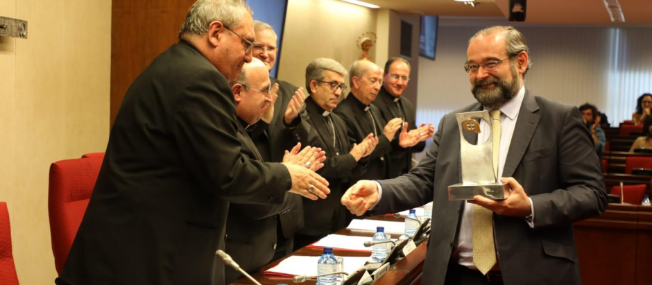 El presidente de El Debate y de la ACdP recogiendo el galardón en la sede de los obispos españoles