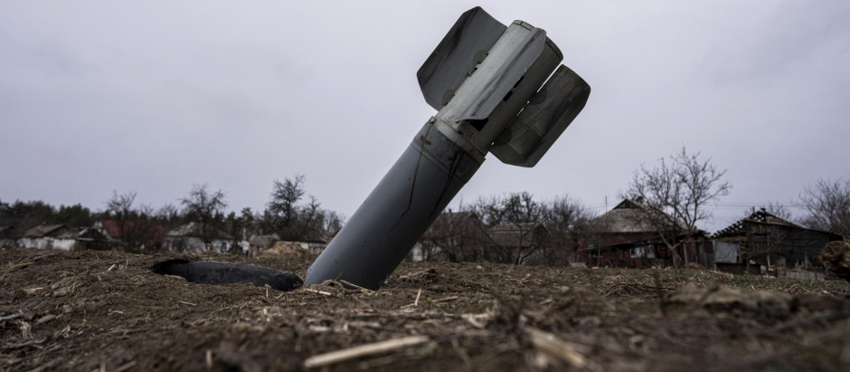 La cola de un misil sobresale en una zona residencial de Yahidne, cerca de Ucrania
