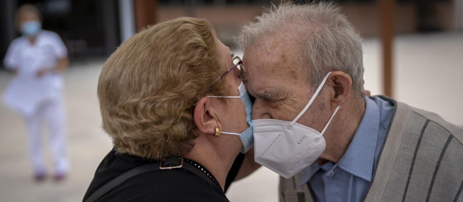 Agustina besa a su marido Pascual en una residencia de ancianos de Barcelona en agosto de 2021