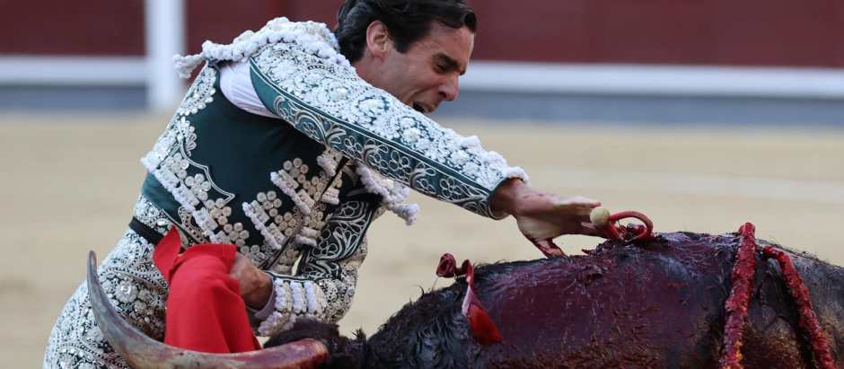 El diestro Juan Ortega en su faena durante la corrida de la Feria de San Isidro de este jueves