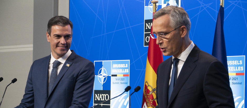 El presidente del Gobierno, Pedro Sánchez, y el secretario general de la OTAN, Jens Stoltenberg, durante una rueda de prensa en junio de 2021