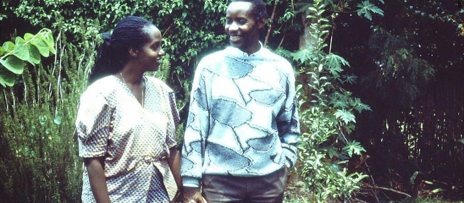 Cyprien Rugamba y Daphrose Mukasanga, en el jardín de su casa en Ruanda en 1992