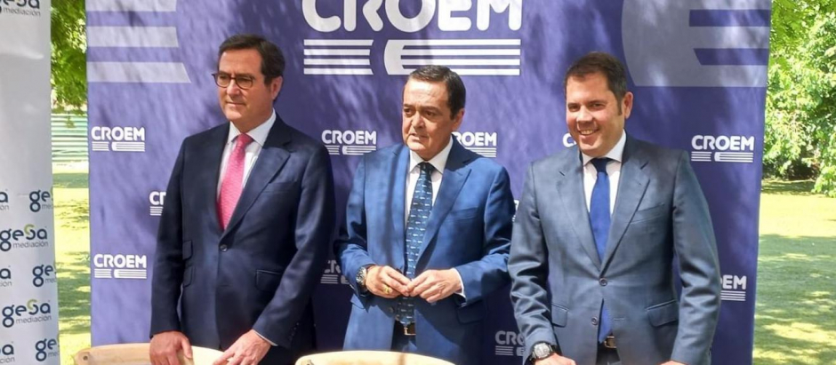 Antonio Garamendi; el presidente de CROEM, José María Albarracín, y el presidente de CEPYME, Gerardo Cueva