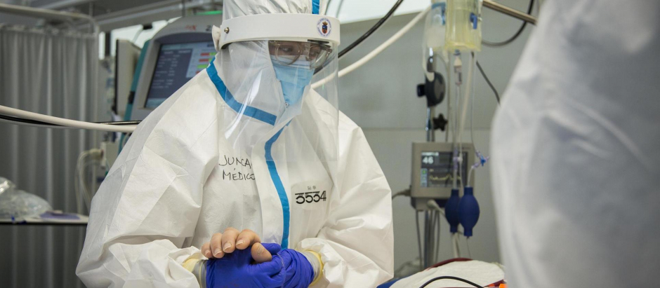Una persona lleva un EPI para visitar a un paciente durante la pandemia del coronavirus