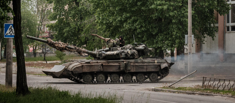 Un tanque ucraniano patrulla por las ciudades de Severodonetsk