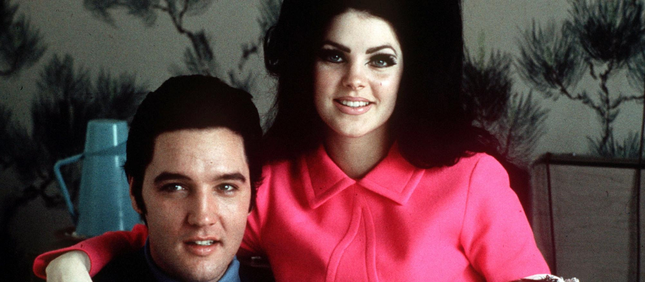 Elvis y su mujer Priscilla durante la presentación a los medios de su hija Lisa Marie Presley