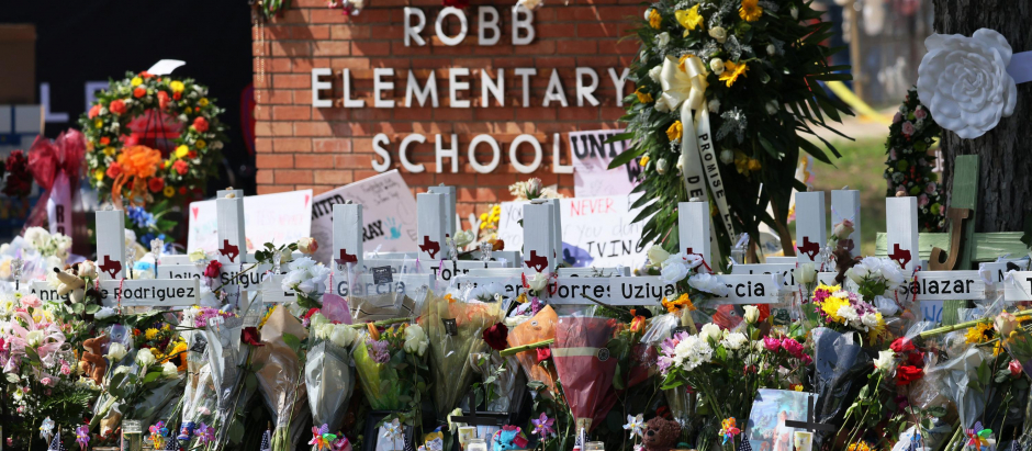 Un monumento a la víctima del tiroteo masivo del martes en la Escuela Primaria Robb en Uvalde, Texas