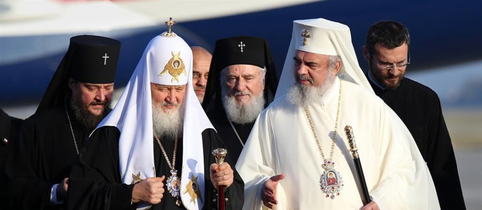 El patriarca de la Iglesia ortodoxa rusa Kirill junto al Patriarca Daniel Ciobotea, jefe de la Iglesia ortodoxa rumana