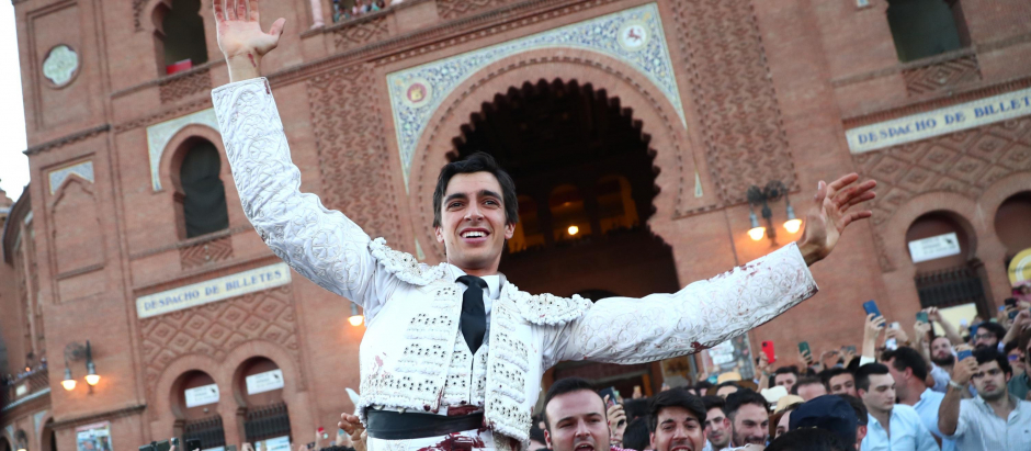 El diestro Ángel Tellez sale a hombros al término de la corrida de la Feria de San Isidro celebrada este viernes en la Plaza de Toros de Las Ventas, en Madrid