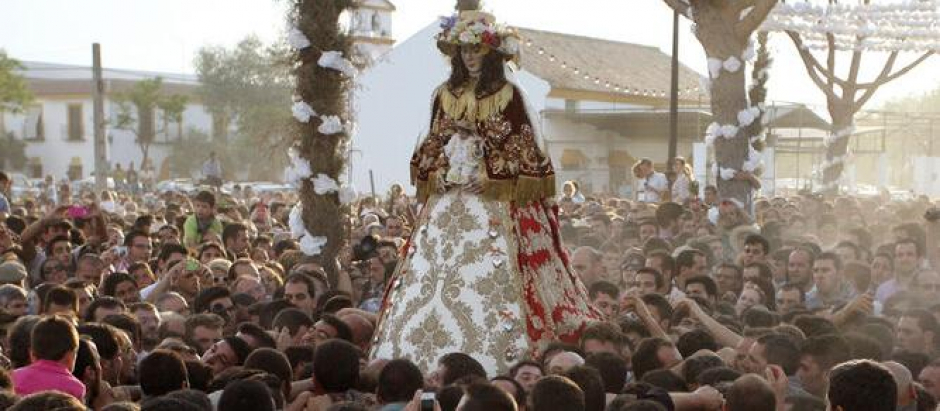 La Virgen del Rocío, vestida de pastora de camino a su ermita