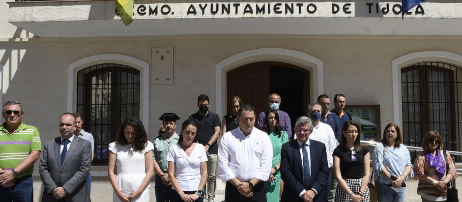 Minuto de silencio a las puertos del ayuntamiento de Tíjola (Almería) por la muerte de Maite