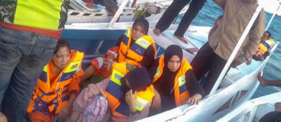 Un equipo de rescate, evacuando a algunos supervivientes después de que un ferry con 43 pasajeros se hundiera en el estrecho