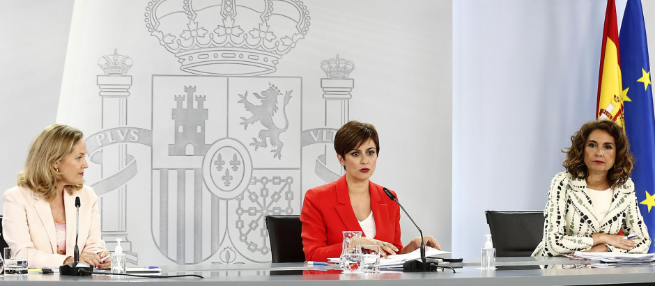 Las ministras Nadia Calviño y María Jesús Montero lo tienen difícil con la inflación. En la imagen, con Isabel Rodríguez, portavoz del Gobierno.