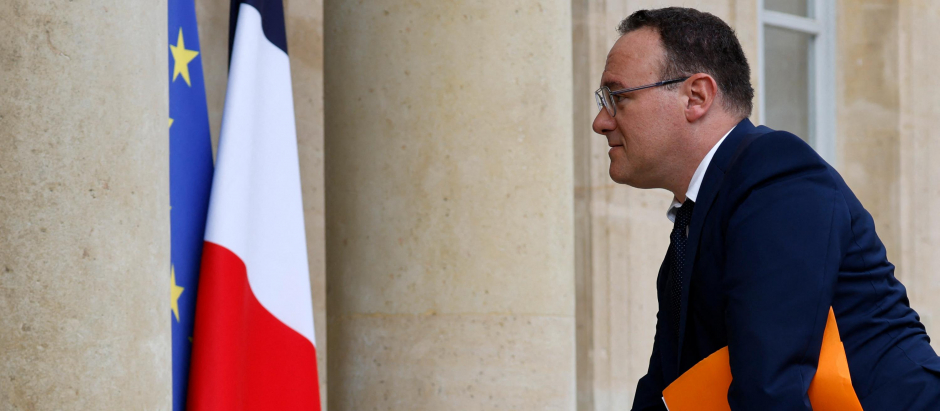 El ministro francés de Solidaridad, Autonomía y Personas con Discapacidad, Damien Abad, llega al Palacio Presidencial del Elíseo