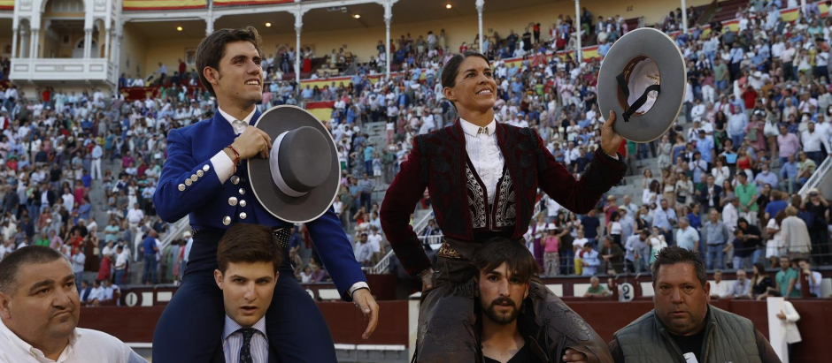 Guillermo Hermoso de Mendoza y Lea Vicens a hombros en Las Ventas
