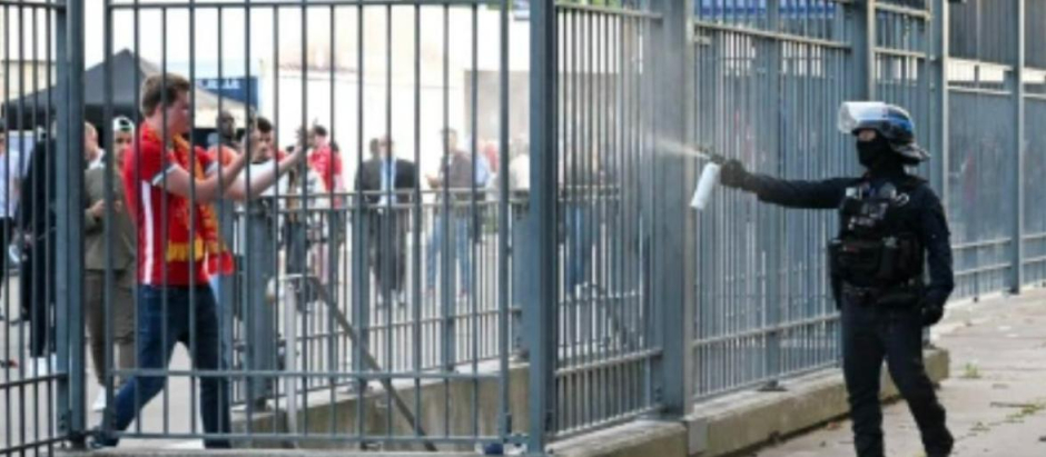 Un policía francés rocía con gas pimienta a un aficionado del Liverpool