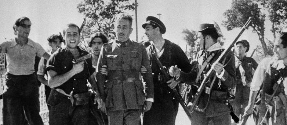 El estallido inicial de la revolución en España se ve cuando un rebelde que se rindió es llevado a un consejo de guerra sumarísimo, como se burlan los voluntarios del frente popular y los guardias civiles, el 27 de julio de 1936 en Madrid