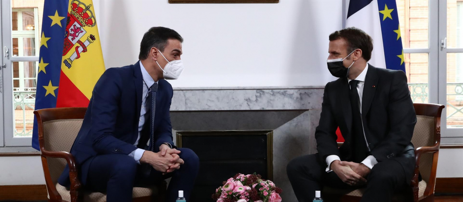 Pedro Sánchez junto a Emmanuel Macron, dos auténticos campeones del gasto.