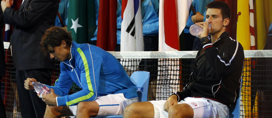 Nadal y Djokovic antes de la ceremonia de premios en el Open de Australia de 2012
