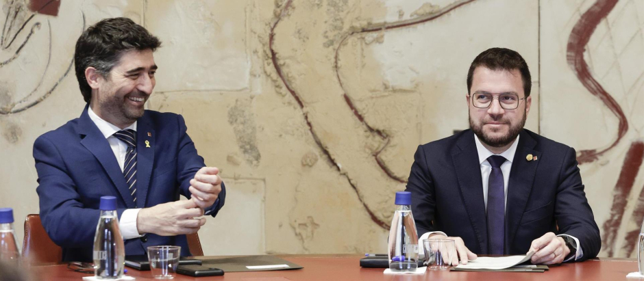 El presidente de la Generalitat, Pere Aragonés, junto a su vicepresidente, Jordi Puigneró