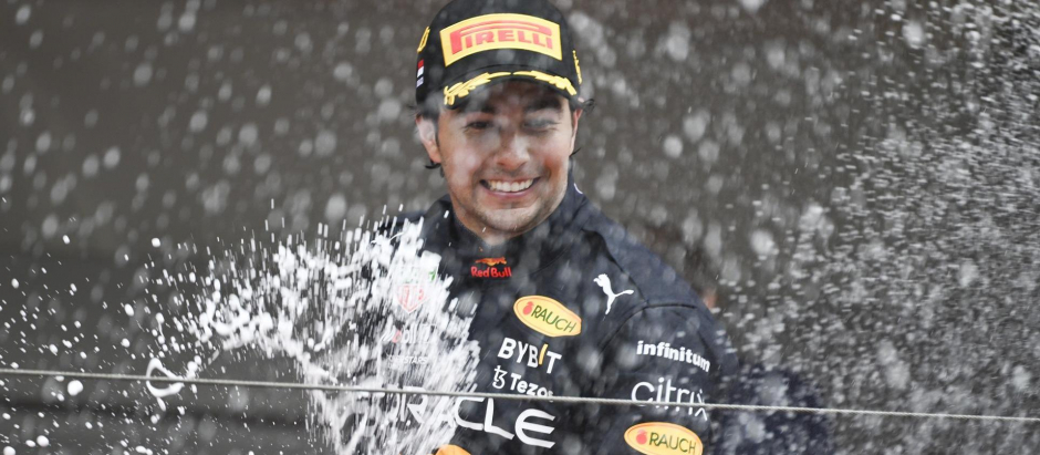 Checo Pérez celebrando su victoria en el Gran Premio de Mónaco