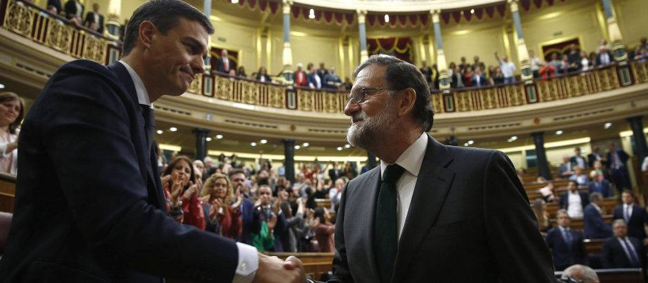 Rajoy felicita a Sánchez después de prosperar la moción de censura