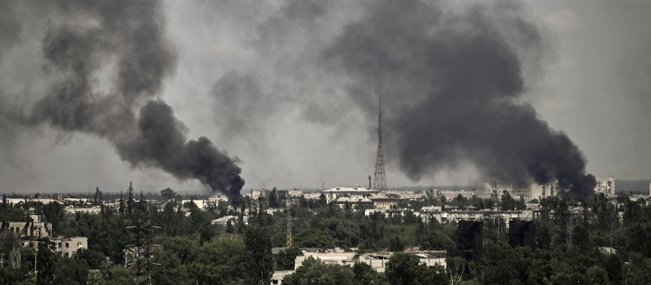 Columnas de humo en la ciudad de Severodonetsk tras los últimos bombardeos rusos
