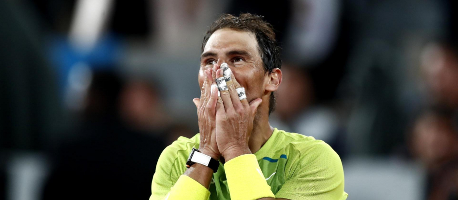 Rafa Nada celebra la victoria contra Novak Djokovic, en el partido de cuartos de final de Roland Garros