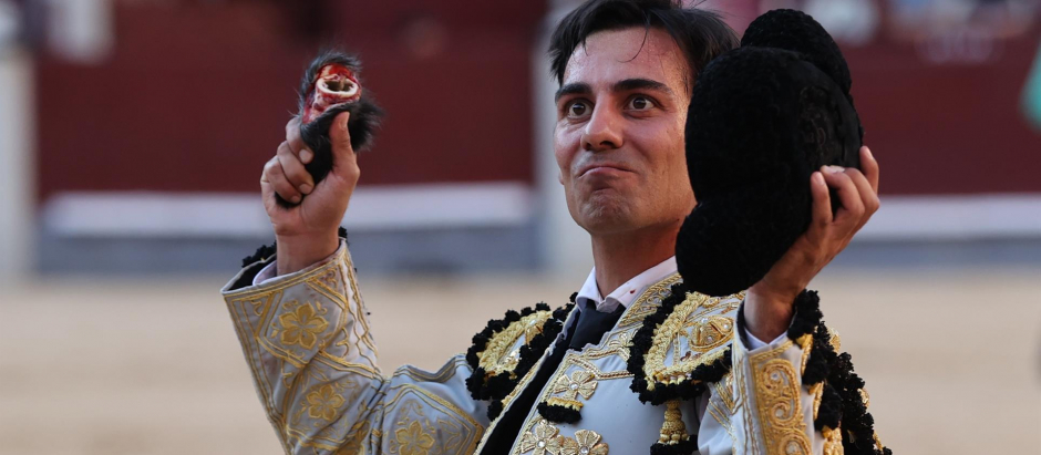 Gómez del Pilar pasea la oreja de su primer toro en Las Ventas