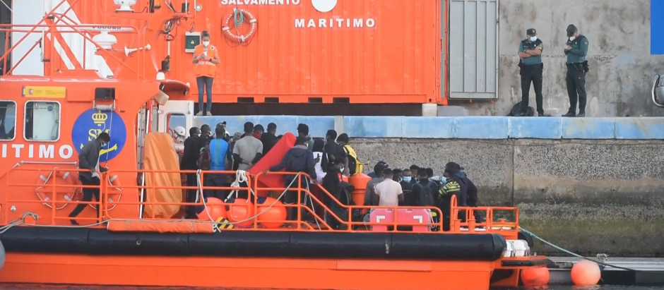 Migrantes rescatados de una patera