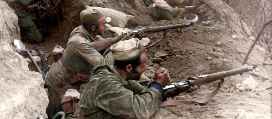 Fotografía coloreada de las trincheras republicanas en la batalla del Ebro