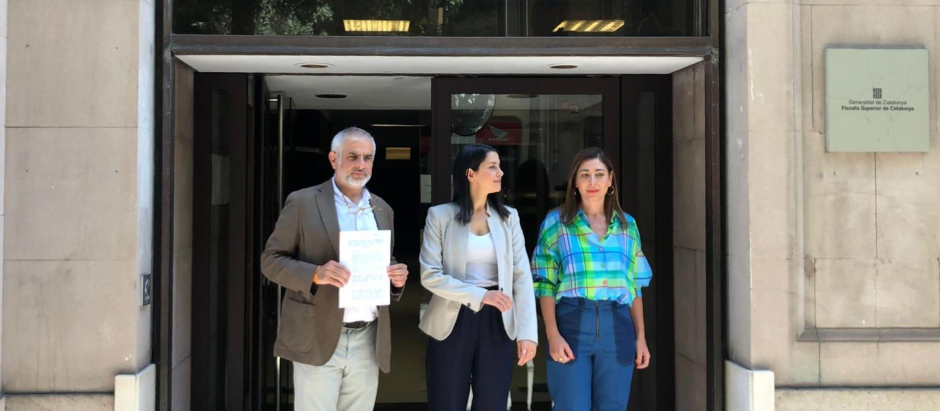 El líder de Cs en Cataluña, Carlos Carrizosa junto a Inés Arrimadas y Luz Guilarte ante la Fiscalía este miércoles
