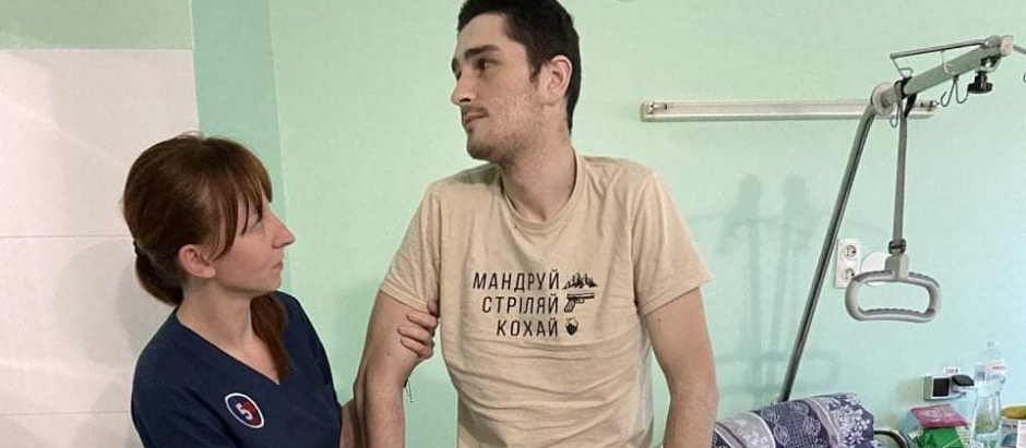 Hlib Stryzhko, soldado ucraniano capturado por los rusos, se recupera en un hospital de Ucrania