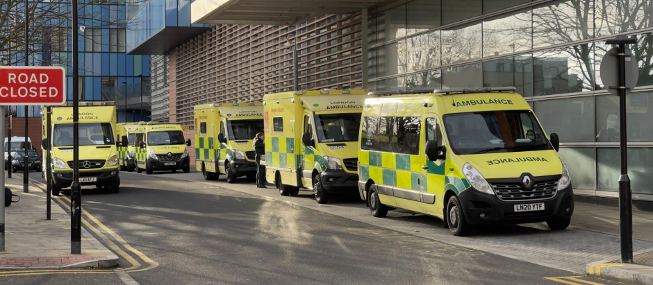Ambulancias aparcadas en el Royal London Hospital en diciembre de 2020