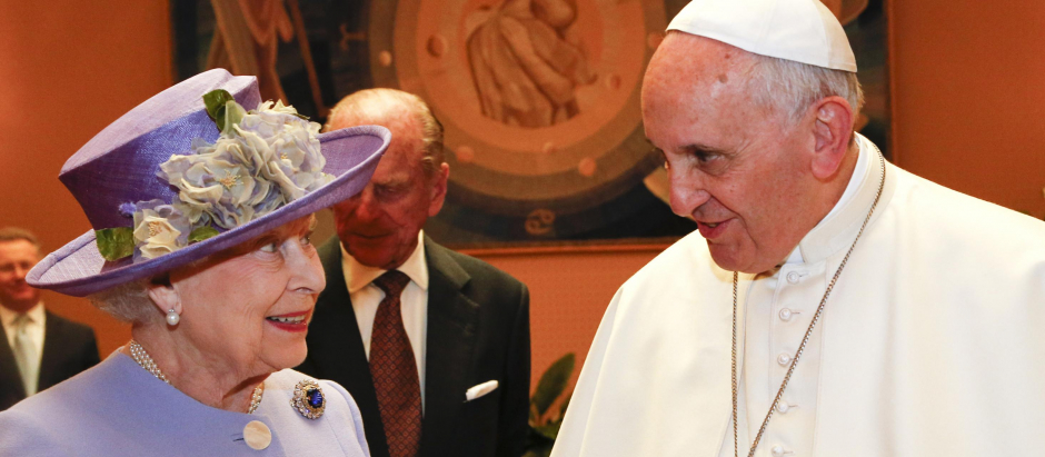 El Santo Padre y la Reina de Inglaterra durante un encuentro en el Vaticano en 2014