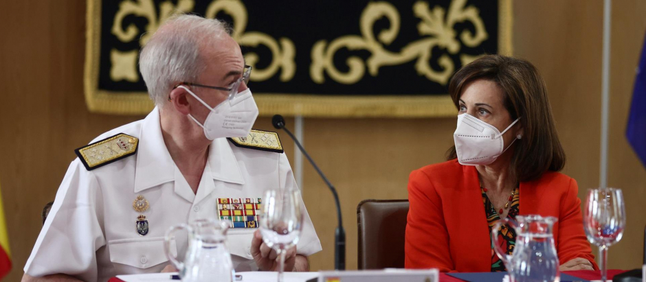 La ministra Robles junto con el Jefe del Estado Mayor, el almirante Teodoro López Calderón, este jueves en una rueda de prensa