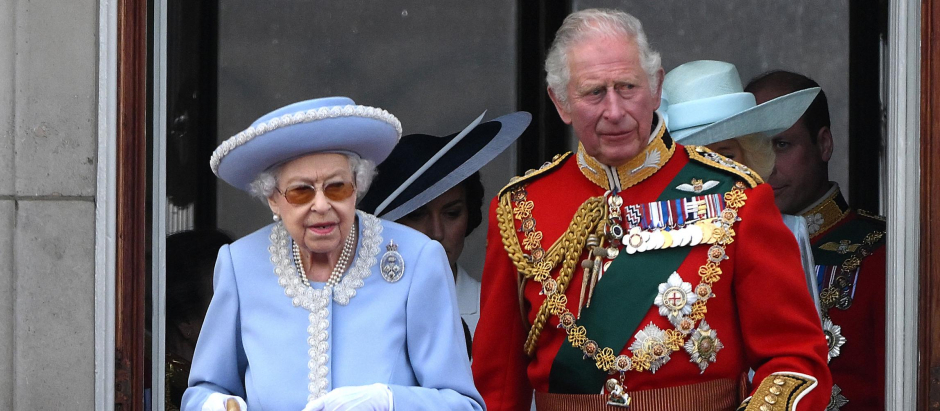 La Reina Isabel II y el Príncipe Carlos en el Palacio de Buckingham