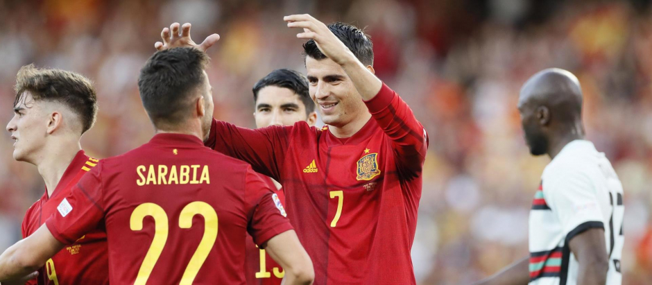 Morata se abraza con Sarabia en el gol de España