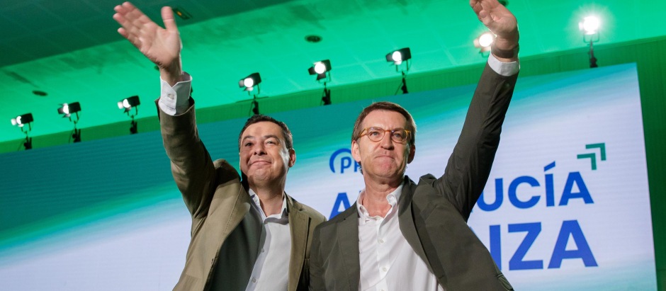 El líder del PP, Alberto Núñez Feijóo y el presidente de la Junta y candidato a la reelección, Juanma Moreno