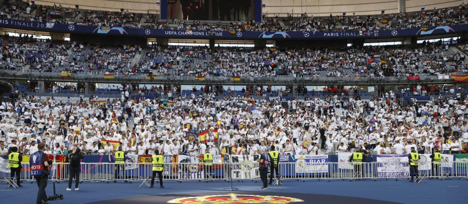Aficionados del Real Madrid en el Estadio de Saint Denis.