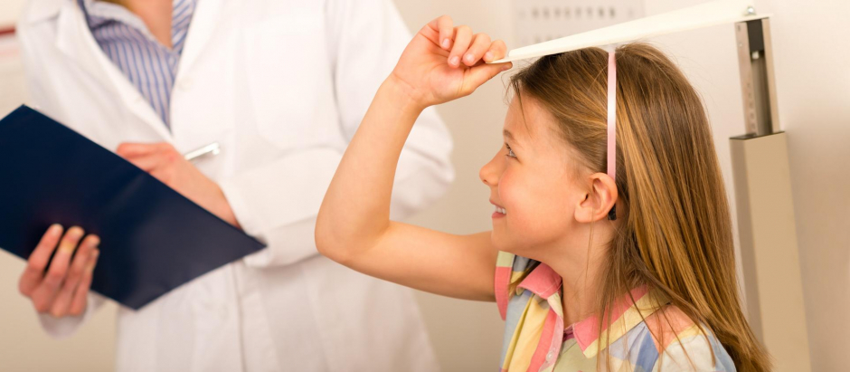 Una doctora mide a una niña