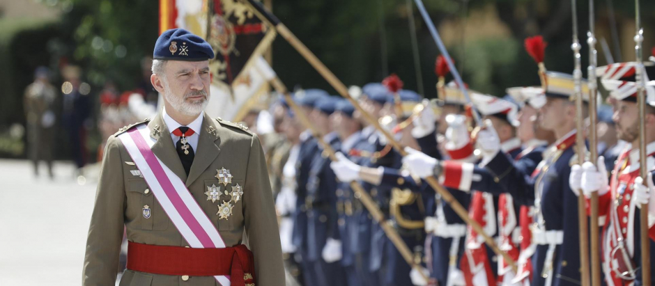 Felipe VI, pasa revista a la Guardia Real en el Cuartel de 'El Rey' en los aledaños del Palacio Real de El Pardo de Madrid