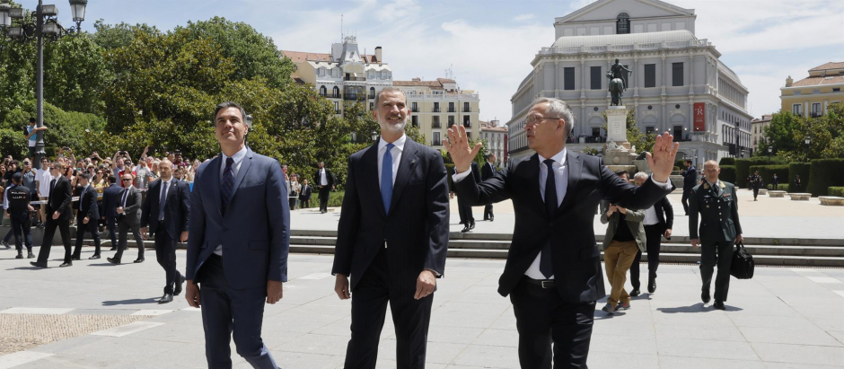 El Rey, acompañado por el presidente del Gobierno y el secretario general de la OTAN, cruzando la Plaza de Oriente del Palacio Real de Madrid