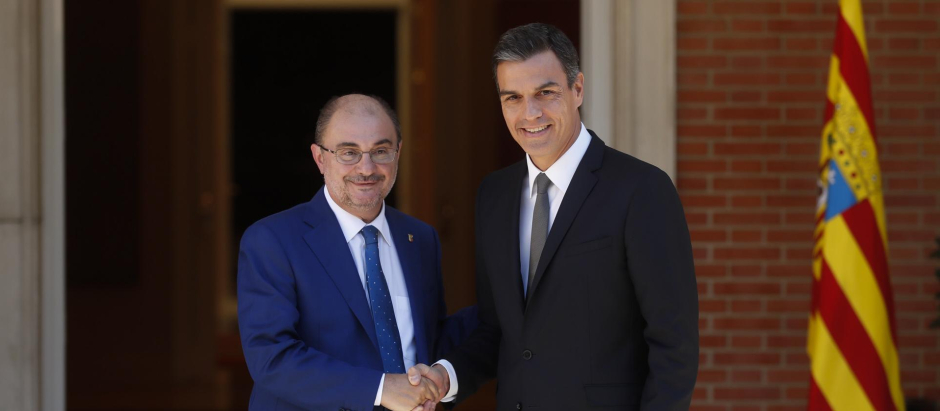 El presidente del Gobierno, Pedro Sánchez, junto a Javier Lambán, presidente de Aragón, en el Palacio de la Moncloa, octubre de 2018