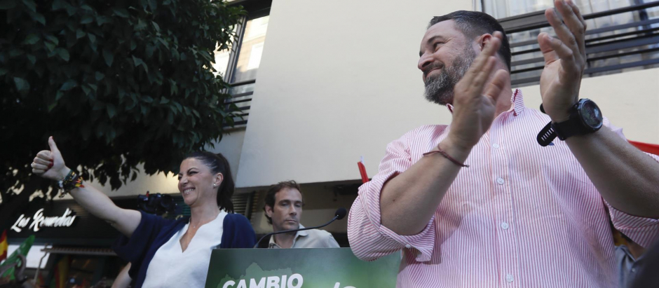 El líder de Vox, Santiago Abascal (d), junto a la candidata del partido a las elecciones andaluzas, Macarena Olona (i), durante un acto electoral de Vox en Sevilla