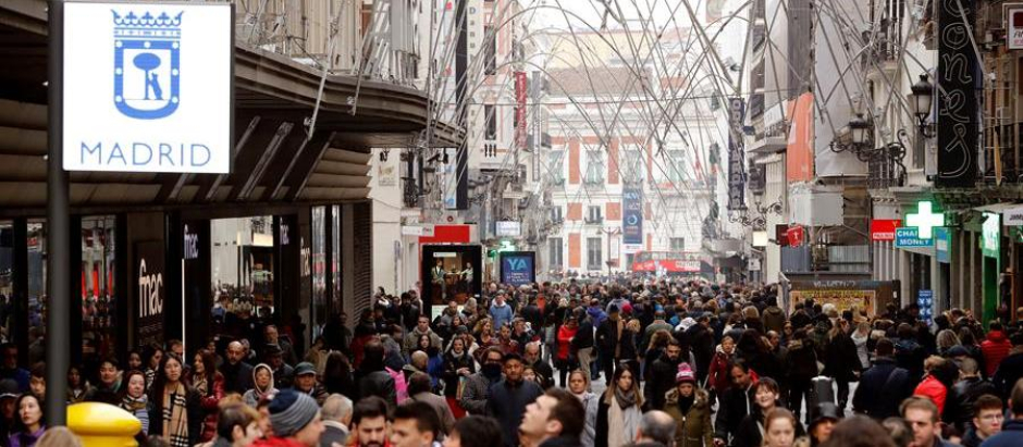 Miles de turistas recorren una de las principales arterias de la ciudad de Madrid en 2019